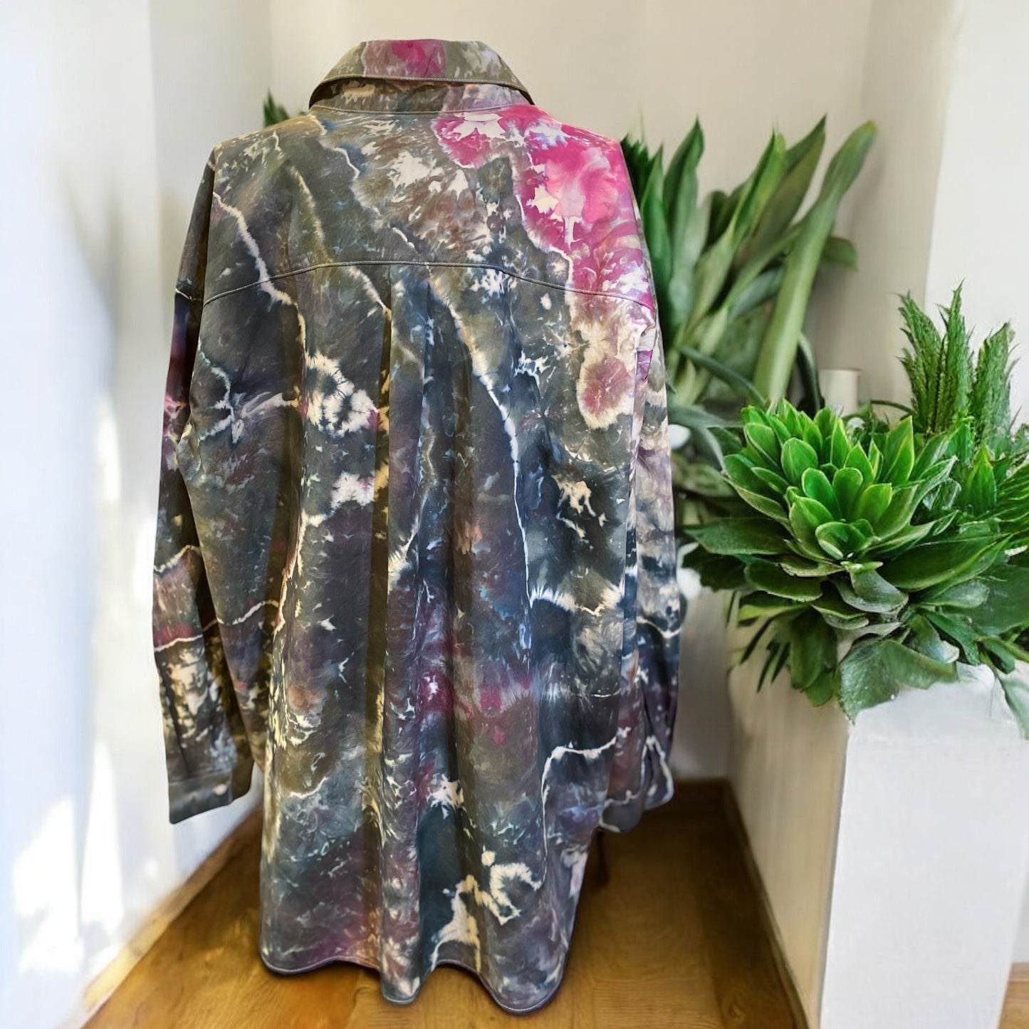 Geode Design Women's Medium Long Sleeve Button Up Collard Shirt