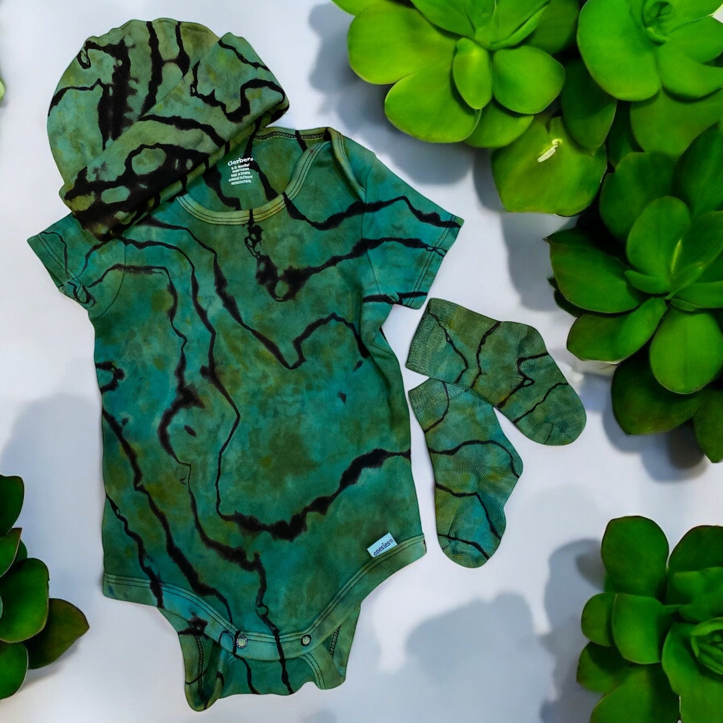 Reverse Geode Design Infant Onesie, Beanie & Sock Set (6-9)