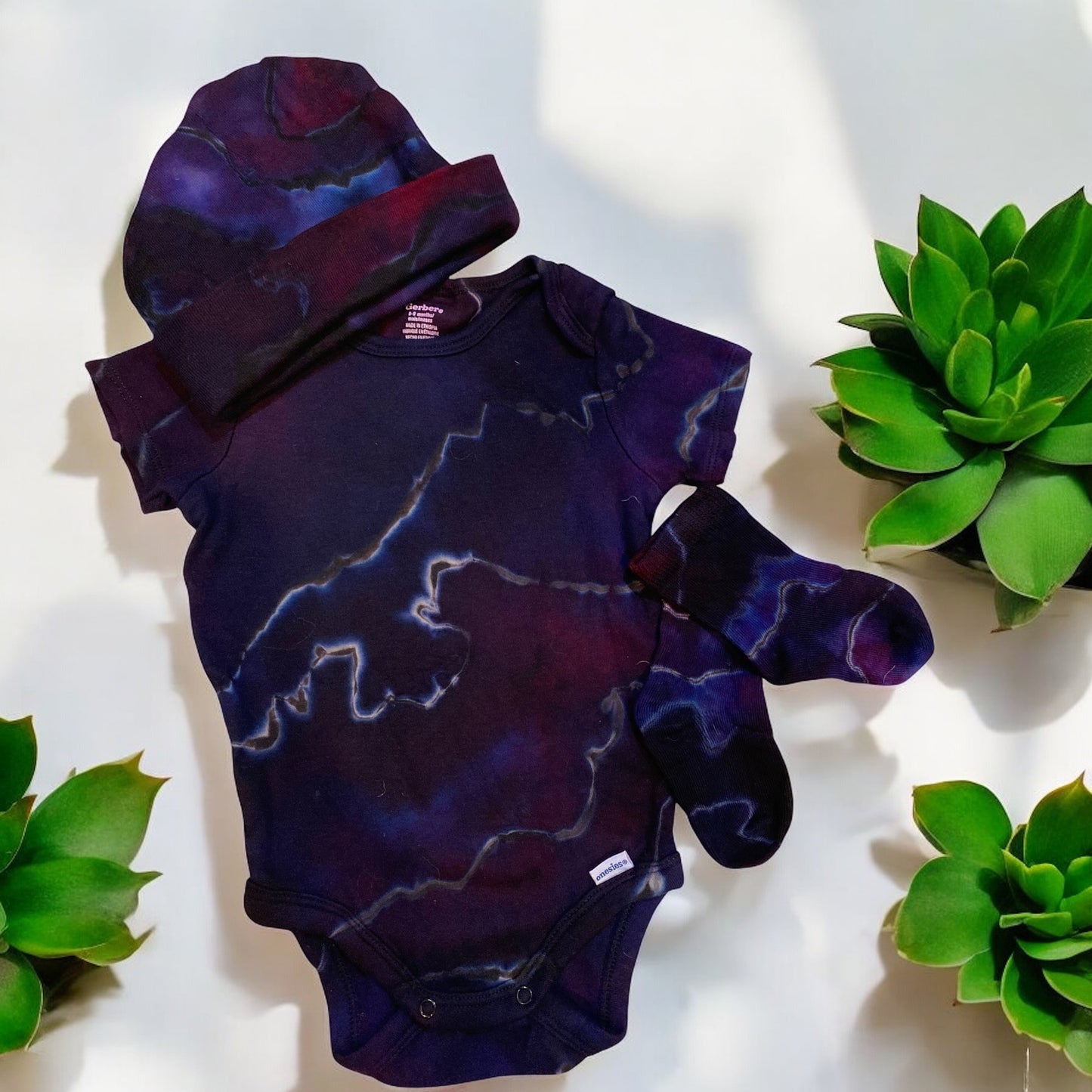 Reverse Geode Design Baby Onesie, Beanie & Sock Set (6-9 M)