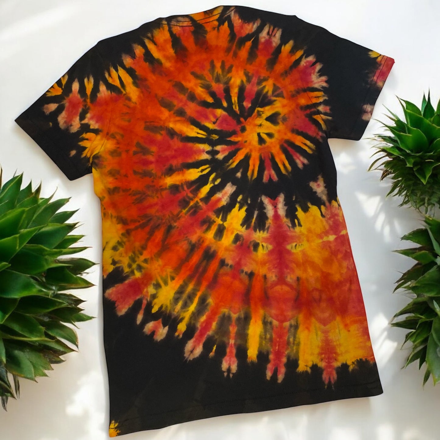 Reverse Spiral Design Women's Small Tee