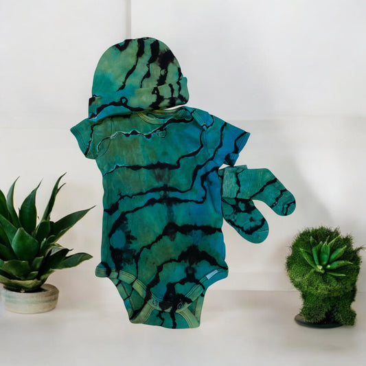 Reverse Geode Design Baby Onesie, Beanie & Sock Set (6-9 M)