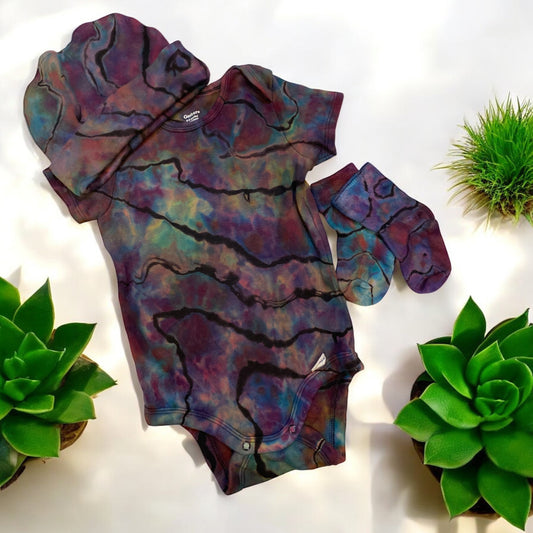 Reverse Geode Design Onesie with matching Beanie & Socks (6-9 M)
