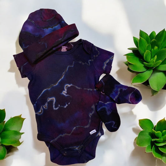 Reverse Geode Design Baby Onesie, Beanie & Sock Set (6-9 M)